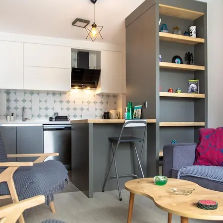 Gorgeous With Pool And Balcony In Izmir