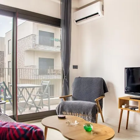 Gorgeous With Pool And Balcony In Izmir Altinyunus
