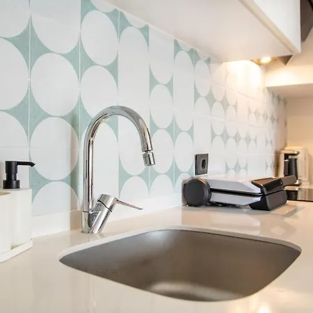 Gorgeous With Pool And Balcony In Izmir דירה