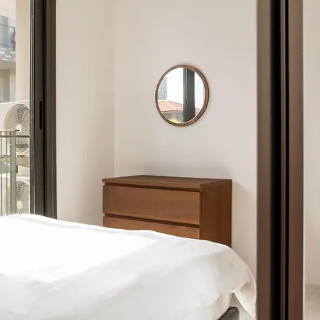 Gorgeous With Pool And Balcony In Izmir *