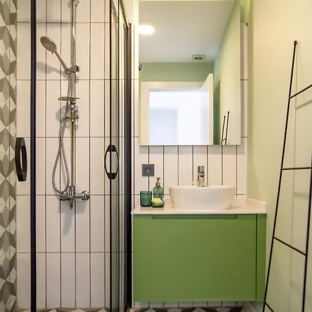 Gorgeous With Pool And Balcony In Izmir *